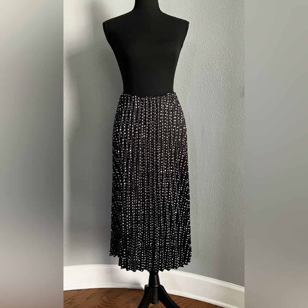 Worthington pleated black & white midi skirt on elastic waistband size L